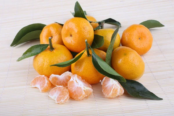Mandarini Con Foglie Sfondo Bianco — Foto Stock