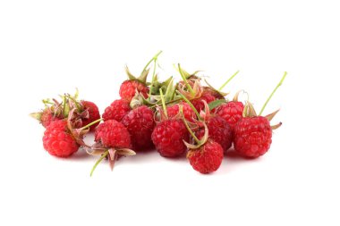 Olgun ahududular beyaz arka planda izole edilmiş.