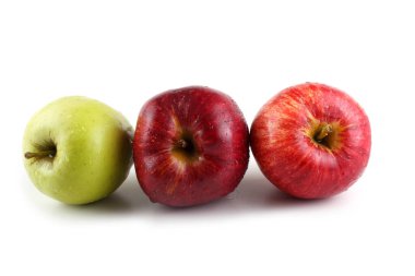 Beyaz üzerine izole edilmiş farklı renkte elmalar