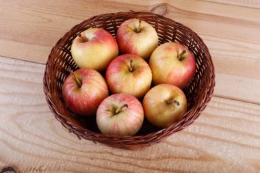 Elmalar masada. ülke tarzı
