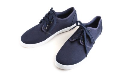 Spor ayakkabıları beyazda izole.