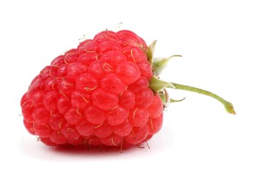 Olgun ahududular beyaz arka planda izole edilmiş.