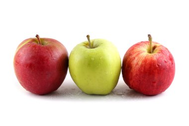 Beyaz üzerine izole edilmiş farklı renkte elmalar