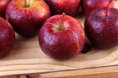 Tahta masada olgun kırmızı elmalar