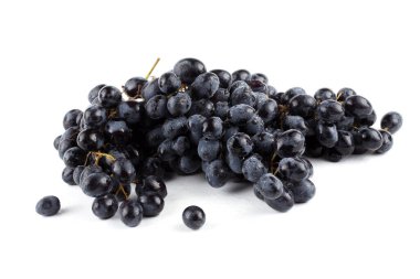 Siyah üzüm beyaz üzerine izole edilmiş.