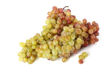 Beyaz arka planda izole edilmiş taze üzümler.