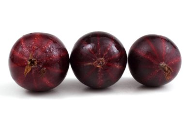 Taze olgun bektaşi üzümleri beyaz arka planda izole edilmiş.