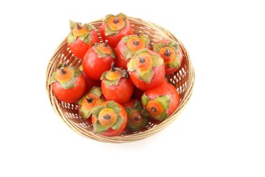 Taze hurmalar beyaz üzerine izole edilmiş.