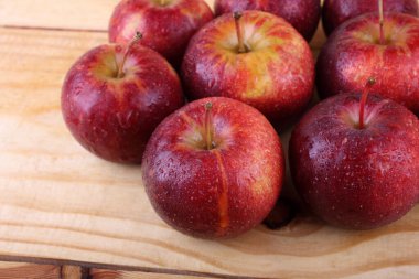 Tahta masada olgun kırmızı elmalar