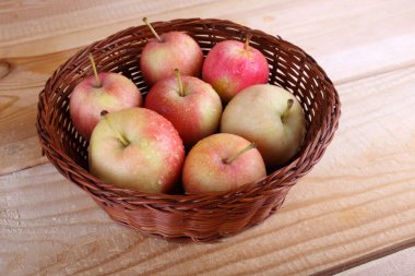 Elmalar masada. ülke tarzı