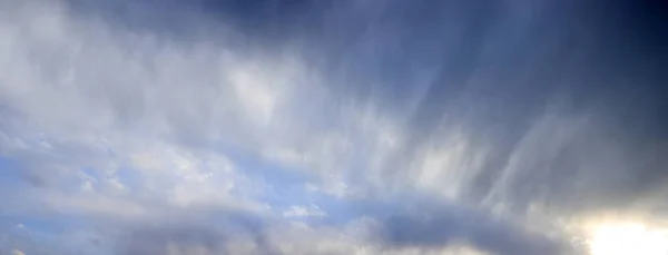 Flauschige Wolken Auf Dem Hintergrund — Stockfoto