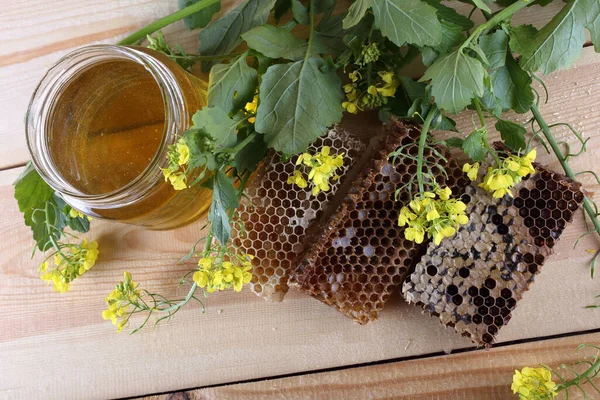 テーブルの上の蜂蜜と花 — ストック写真