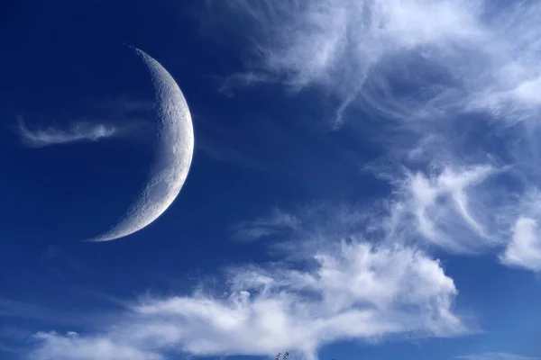 Media Luna Nubes Cielo Nocturno — Foto de Stock