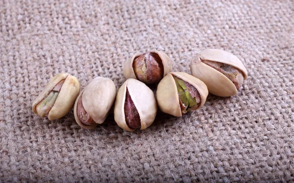 Close Heap Salted Pistachio Nuts — стоковое фото