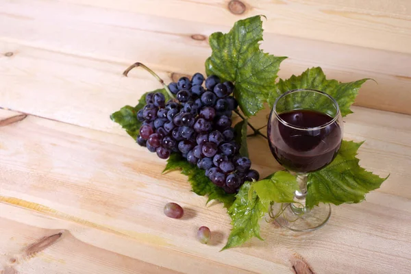 Trauben Und Wein Auf Dem Tisch — Stockfoto
