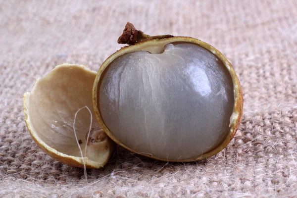 Geschälter Longan Auf Absackung — Stockfoto