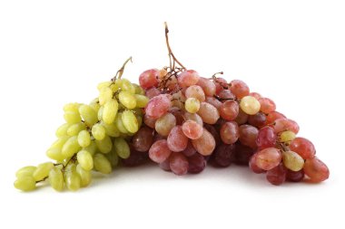 Yaprakların üzerinde yeşil ve pembe üzüm