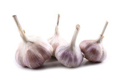 Beyaz arkaplanda sarımsak izole edilmiş.
