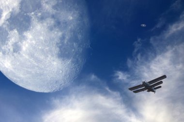 Ay, Satürn ve küçük uçak. İnsan ve Evrensel kavram