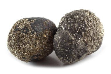 Pyrite (aptal altını) beyaz üzerinde izole (FeS2)