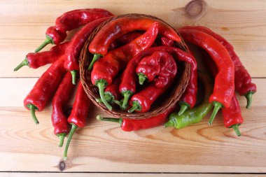 Kırmızı biberler masada.