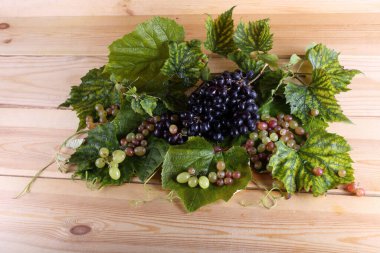 Masada farklı renkte üzüm var.