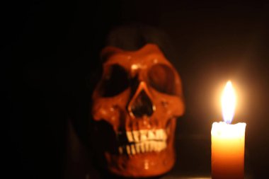 Kafatası ve mum. Kara büyü. Cadılar Bayramı