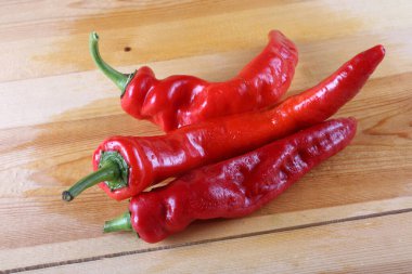Kırmızı biberler masada.