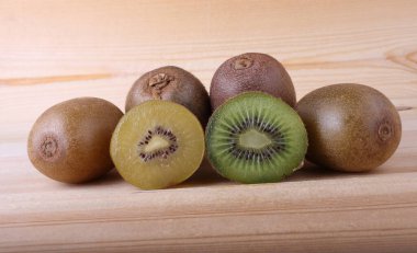 Masadaki kiwies ve yarımlar