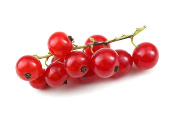 Beyaz arkaplanda kırmızı frenk üzümü var.