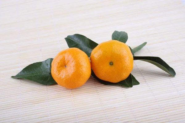 Mandarines Avec Des Feuilles Sur Fond Blanc — Photo