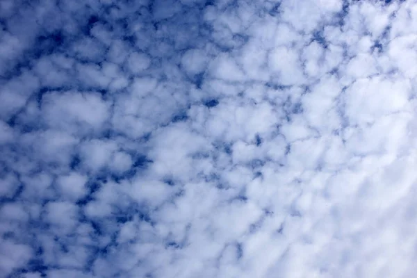 Flauschige Wolken Auf Dem Hintergrund — Stockfoto