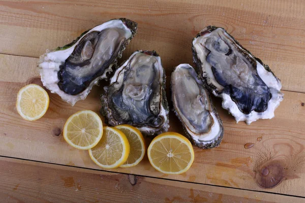 Oysters Lemon Slices Table — Stock Photo, Image