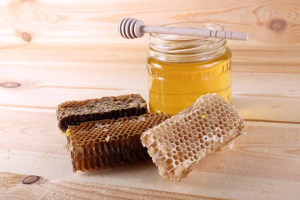 新鮮な蜂蜜でガラス瓶とハニカム — ストック写真
