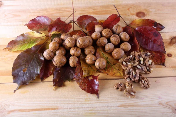 Walnuts Autumn Leaves Table — Stock Photo, Image
