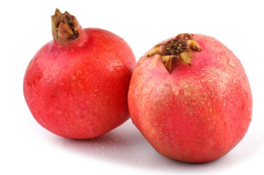 Beyaz üzerine izole edilmiş nar.