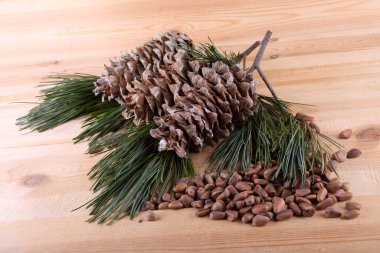 Sedir çam fıstığı masada.