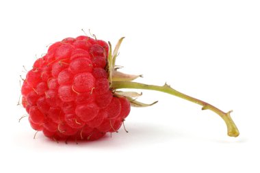 Olgun ahududular beyaz arka planda izole edilmiş.