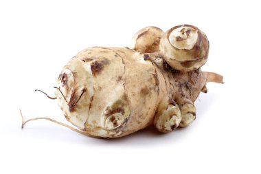 Kudüs enginarı beyaz üzerine izole edilmiş.