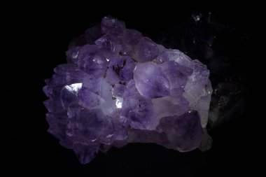 Siyah arkaplanda Ametist