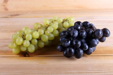 Masada siyah ve yeşil üzüm