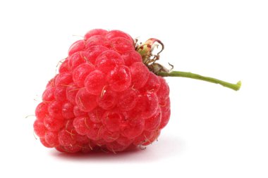 Olgun ahududular beyaz arka planda izole edilmiş.