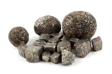Pyrite (aptal altını) beyaz üzerinde izole (FeS2)