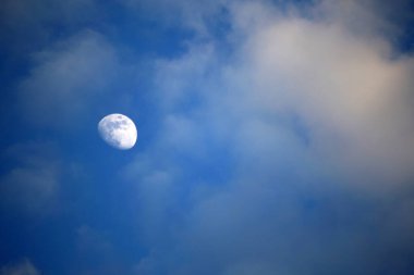 Bulutlu arkaplanı olan beyaz ay