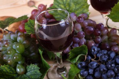 Üzüm ve şarap masada.