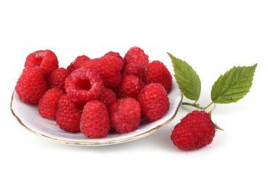 Beyaz arka planda taze ahududu