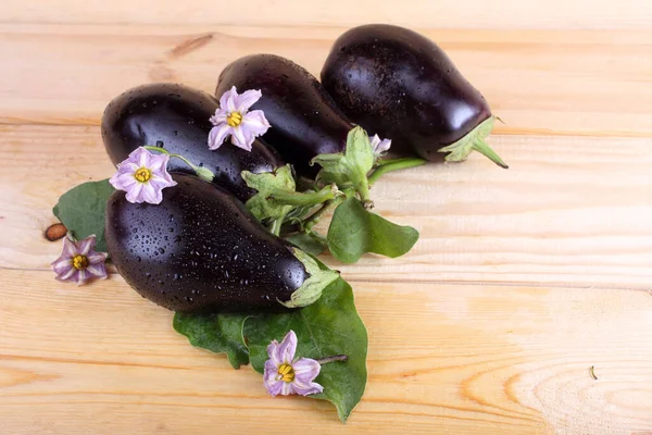 Aubergines在桌子上 国家风格 — 图库照片