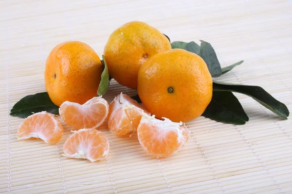 Mandarinas Con Hojas Sobre Fondo Blanco —  Fotos de Stock