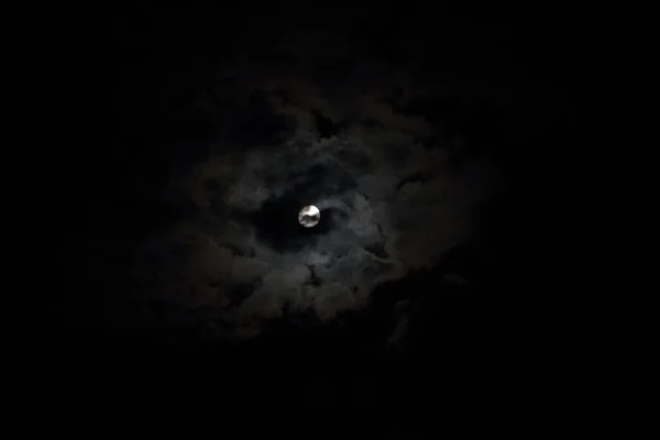 Księżyc Piękne Chmury — Zdjęcie stockowe