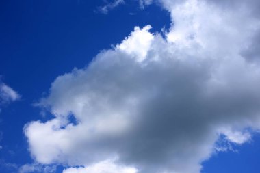 Arka planda kabarık bulutlar